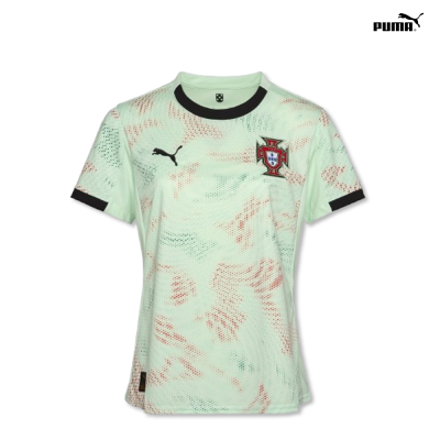 T-shirt desportiva verde claro com logótipos PUMA e seleção portuguesa