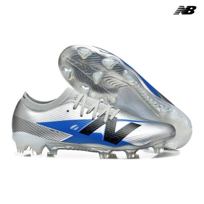 Chuteiras de futebol New Balance prateadas com detalhes em azul e preto