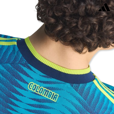 Vista da parte superior de camisola desportiva azul com texto COLOMBIA no pescoço