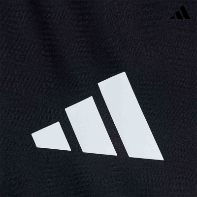 Logótipo Adidas branco em tecido preto