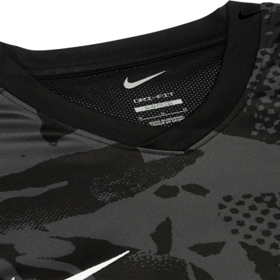 Camiseta desportiva Nike preta e cinzenta com padrão camuflado e gola em V