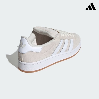 Ténis Adidas Campus em camurça bege claro com riscas brancas e sola castanha