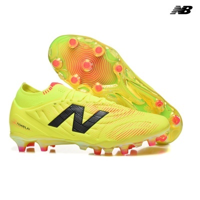 Chuteiras de futebol amarelas e vermelhas New Balance com sola translúcida e travas vermelhas
