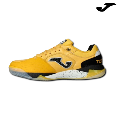 Tênis desportivo amarelo com detalhes preto e branco da marca Joma