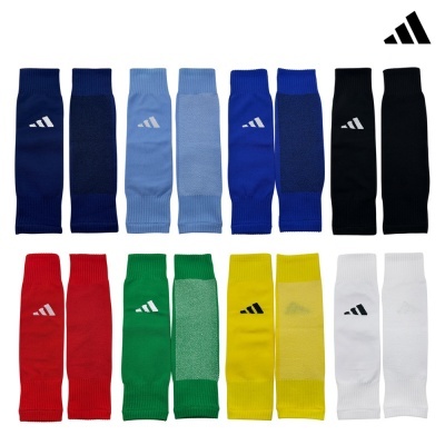 Conjunto de peúgas esportivas Adidas em várias cores com fundo branco.