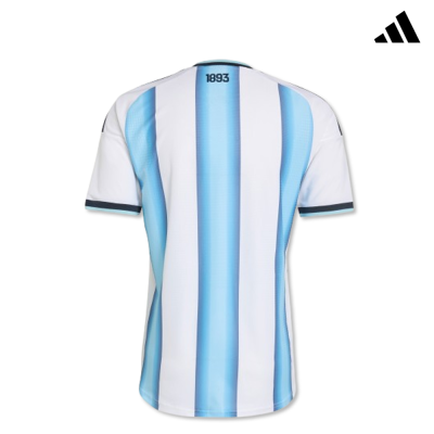 T-shirt desportiva com riscas azuis e brancas e texto 1893 na gola