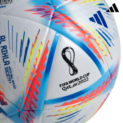Bola de futebol Adidas branca com padrões coloridos e logo FIFA World Cup Qatar 2022