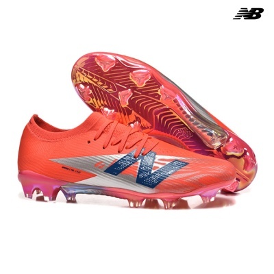 Chuteiras de futebol New Balance cor de coral com sola translúcida rosa