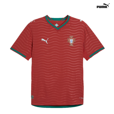 T-shirt desportiva vermelha com gola V e brasão da Federação Portuguesa de Futebol