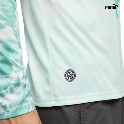 Peça de roupa Puma branca com detalhes azul-esverdeados e logótipos