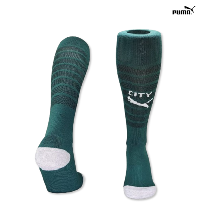 Meias esportivas altas verdes com detalhes pretos e brancos da Puma com texto CITY e logo do puma.