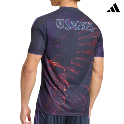 T-shirt desportiva preta com padrão roxo e vermelho e logótipo SAGRES nas costas