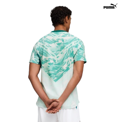 T-shirt de homem com padrão abstrato verde e branco vista de costas
