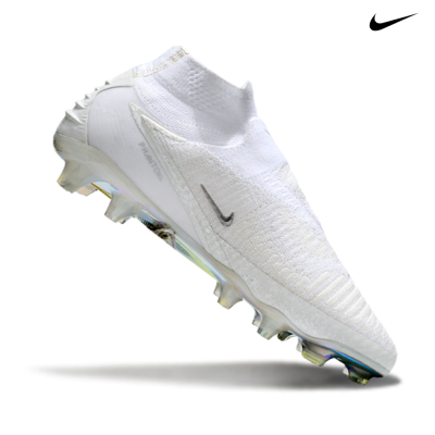 Bota de futebol Nike Phantom branca com sola translúcida e cravos