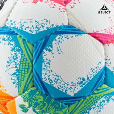 Bola de futebol colorida com padrão texturizado e logotipo SELECT