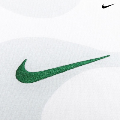 Tecido com padrão de círculos e logótipo Nike verde bordado