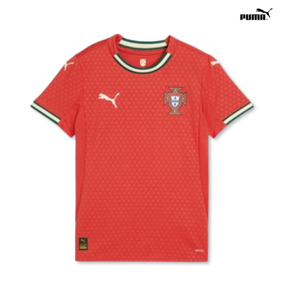 Camisola de futebol vermelha da seleção portuguesa com golas verdes e brancas