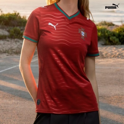 T-shirt desportiva feminina vermelha com padrão ondulado e logótipos da PUMA e seleção de Portugal