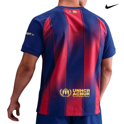 Camisola de futebol azul e vermelho com logo UNHCR ACNUR na parte de trás