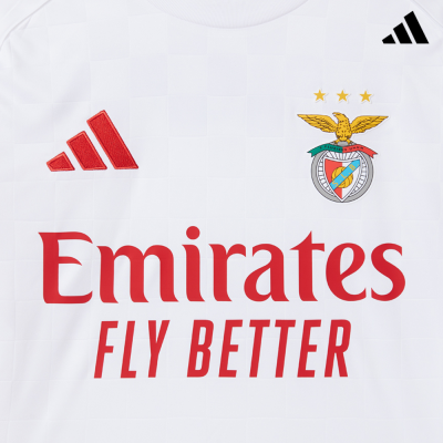 Camisola de futebol branca com logótipos Adidas e S.L.B. e texto Emirates FLY BETTER