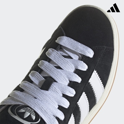 Sapatilha desportiva Adidas preta com riscas brancas e atacadores brancos