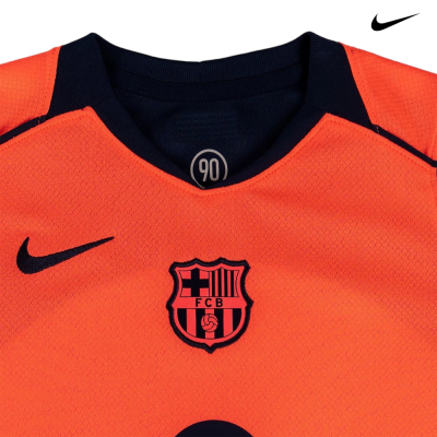 T-shirt desportiva laranja com gola preta, logo Nike e emblema FCB