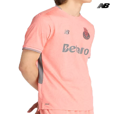 Camisola desportiva rosa com logótipos e detalhes cinzentos