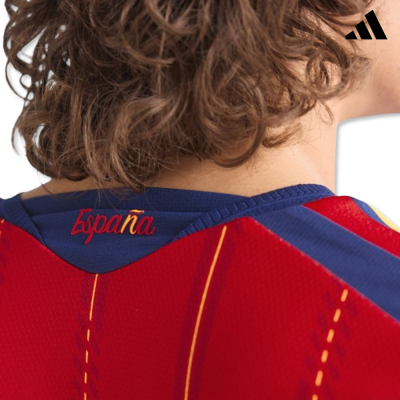 Gola de camisola desportiva vermelha com texto España e gola azul