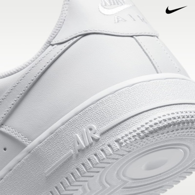 Parte traseira de ténis branco com sola texturizada e logo AIR