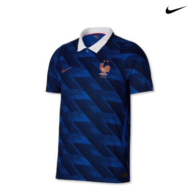 Camisola de futebol azul e preta com gola branca e emblema