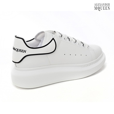 Sapatilha branca Alexander McQueen com sola grossa e detalhes pretos