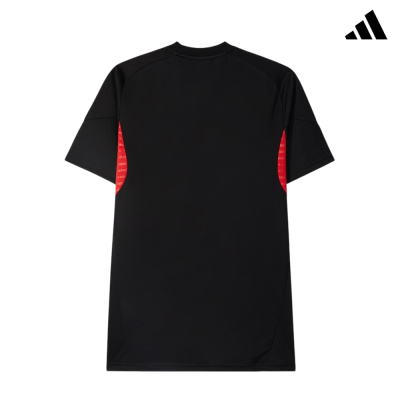 Camiseta preta com detalhes vermelhos e logo Adidas