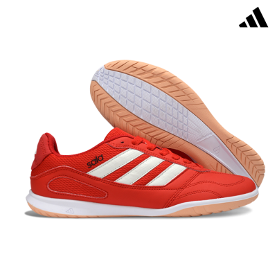 Ténis desportivos vermelhos Adidas com riscas brancas e sola em borracha pêssego