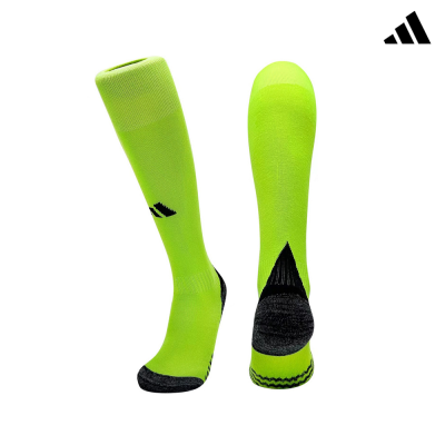 Meias desportivas Adidas verde neon com detalhes cinza escuro e logo preto.