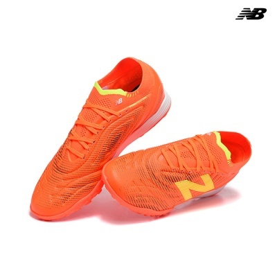 Ténis desportivos New Balance laranja fluorescente com detalhes amarelo claro