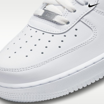 Ténis desportivo branco com detalhe metálico AF1 e logótipo Nike preto