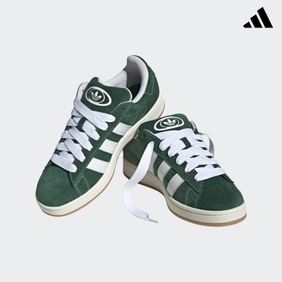 Par de sapatilhas Adidas verdes com riscas brancas e atacadores brancos