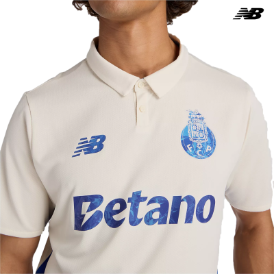 Polo branco com logótipos azuis do FCP, NB e Betano no peito