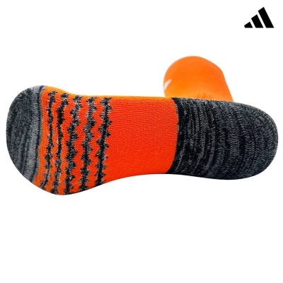 Meias desportivas laranja e cinza com padrão texturizado