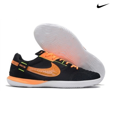 Ténis desportivos pretos e laranja da Nike com sola branca texturada
