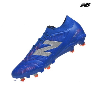 Chuteira de futebol New Balance azul com detalhes cor de laranja e logo prateado