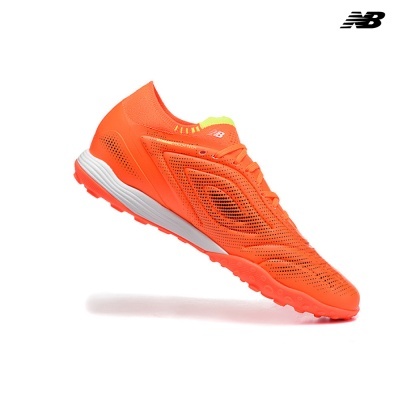 Ténis desportivo laranja fluorescente com sola antiderrapante e logo NB