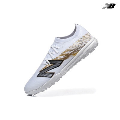 Ténis desportivo branco New Balance com padrão dourado e logótipo preto grande