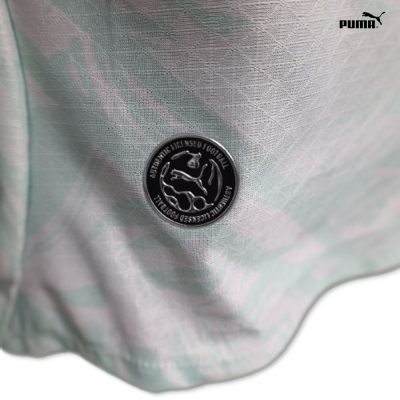 peça de roupa branca e verde com selo Puma e logotipo Puma no fundo branco
