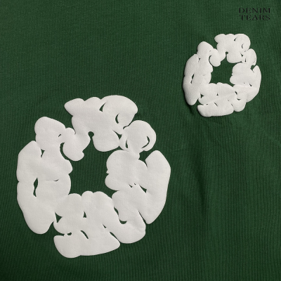 Tecido verde com estampas brancas e texto DENIM TEARS