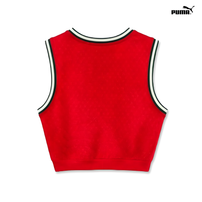 Top curto vermelho com gola e acabamentos em branco e preto