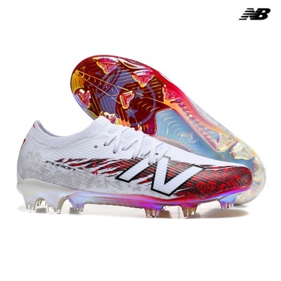 Chuteiras de futebol New Balance Furon brancas com detalhes vermelhos e pretos e sola iridescente