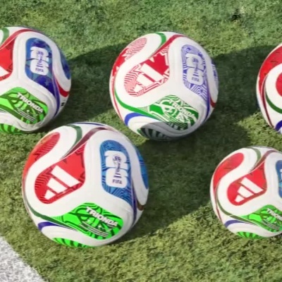 Bola de futebol Adidas Trionda PRO num campo de relva