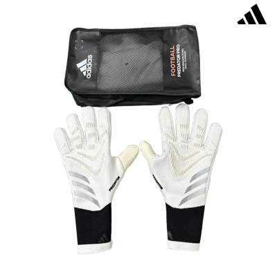 Luvas de futebol Adidas brancas com detalhes pretos e bolsa preta com logo Adidas