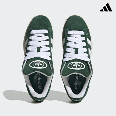 Ténis Adidas verdes com riscas brancas e atacadores brancos